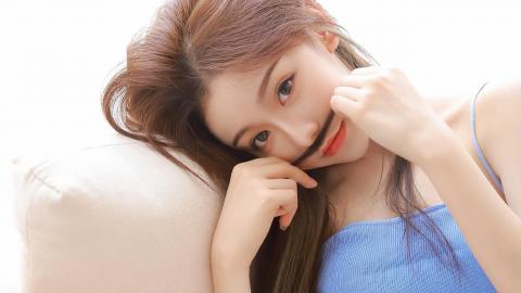 重庆高温天气持续 大熊猫洗冰水浴防暑降温